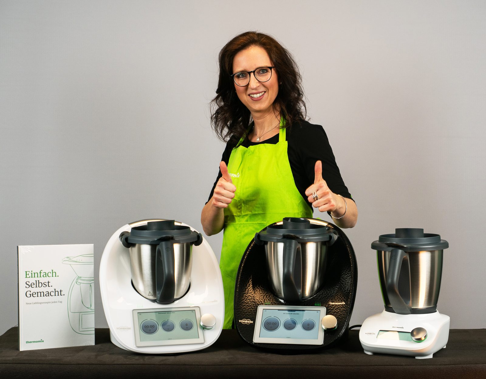 Bettina Döbele, Thermomix® Repräsentantin aus Erzingen, mit drei Thermomix®-Geräten